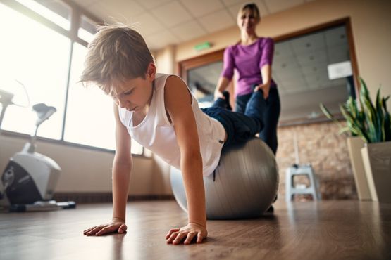 Physiotherapie bei einem Kind