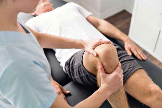 Physiotherapie an einem Bein