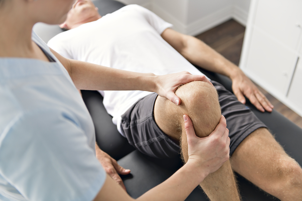 Physiotherapie an einem Bein